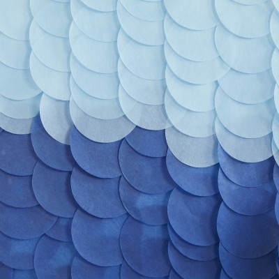 Party závesové pásy okrúhle z hodvábneho papiera mix modrej